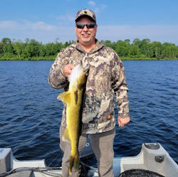 English Shores Outfitter and Resort Walleye Fishing